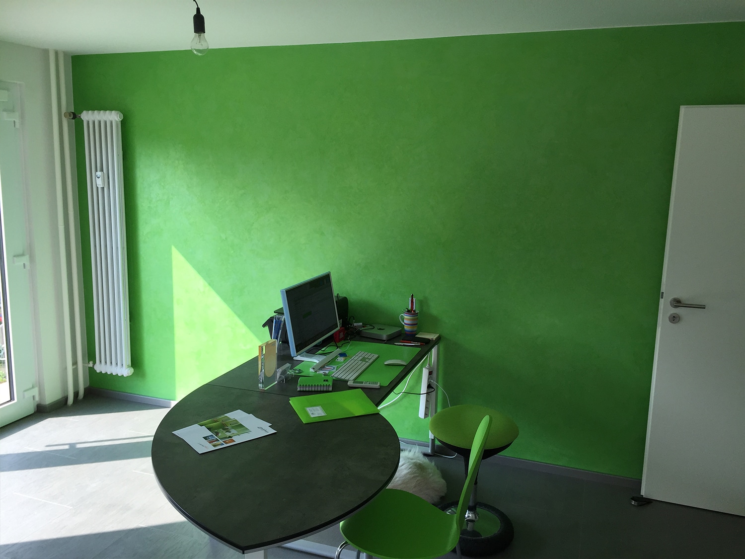 arno-haeringer-malerfachbetrieb-in-freiburg-und-glottertal-referenz-buero-im-gruenen-detail-1